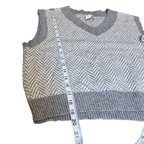 NWOT Sincerely Jules Sleeveless Sweater Vest Gray White Chevron - Picture 6 of 7